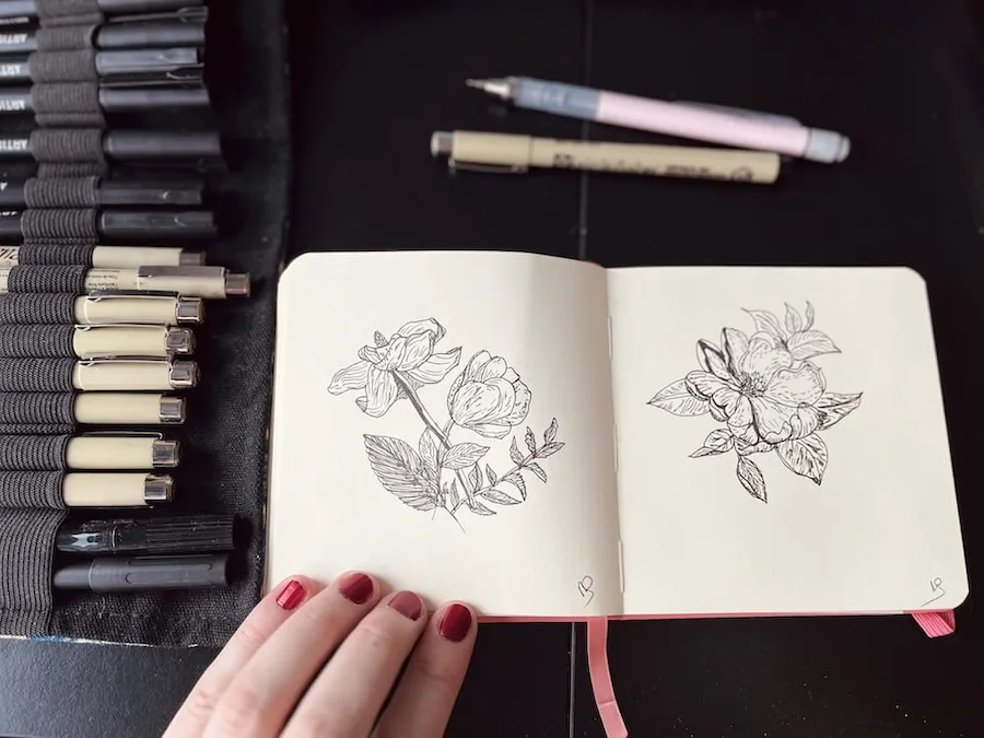 Dessin feutre graphique fleurs sur carnet par Artelys Creations Discutons de vos projets-Studio Artelys Créations